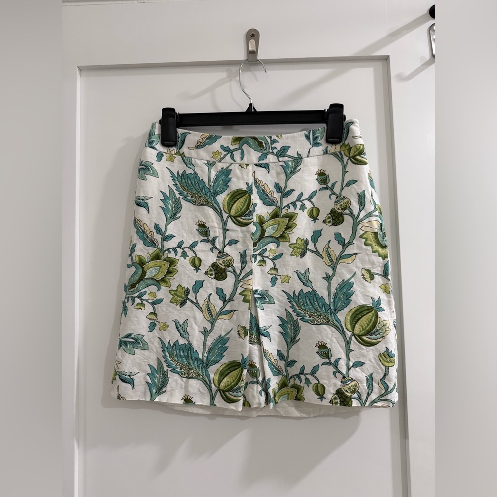 Ann Taylor Loft Petites white skirt w/ multicolor floral pattern + front pleat